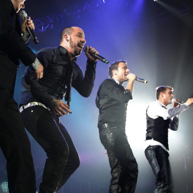 Backstreet Boys, venti a 130 chilometri orari fanno crollare tendone prima del concerto: feriti 14 fan – VIDEO