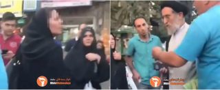 Copertina di Iran, il religioso ammonisce la donna: “Sistemati l’hijab o verrai arrestata”. La sua reazione è epica