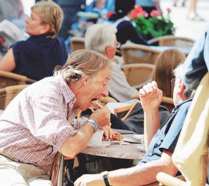 1. - Cornetto, che fatica - Torsione del busto e morso a bocca spalancata: uno sforzo notevole per il povero “Luca”, considerando il peso dei braccialetti Sotto i capelli niente: la pacchia della casta di Montezemolo&C.