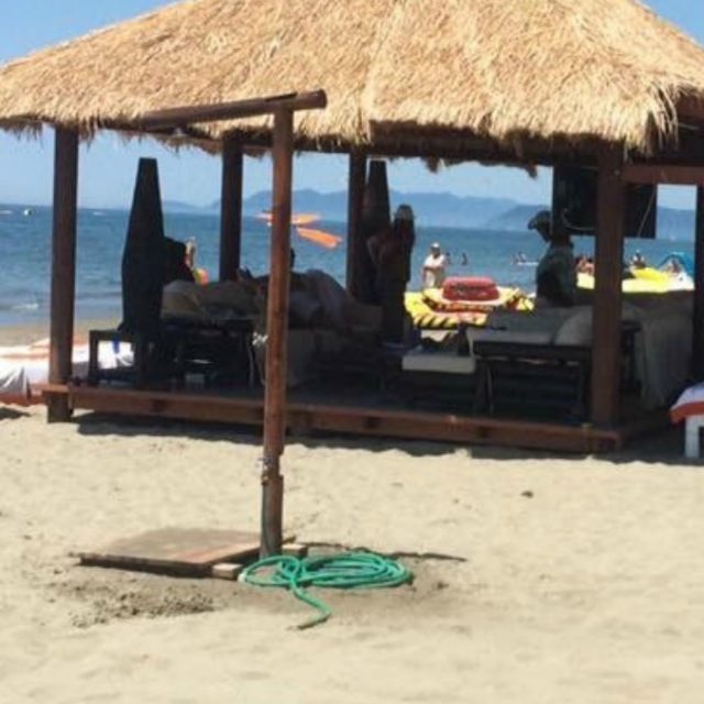 Daniela Santanché, il caso della sua maxi pagoda in riva al mare al Twiga. Lei: “Permessi? Ci sono. Non è mica spiaggia qualsiasi”