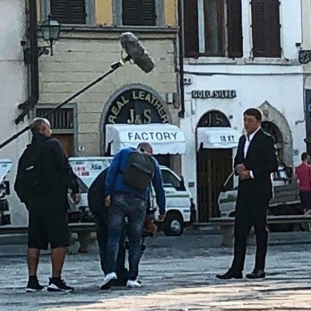 Matteo Renzi, al via le riprese per il suo docufilm sulle bellezze di Firenze: il primo ciak in Santa Croce