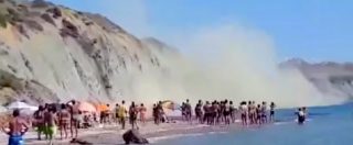 Copertina di Agrigento, frana un costone di roccia alla spiaggia dello Zingarello: paura tra i bagnanti. Vietata la balneazione