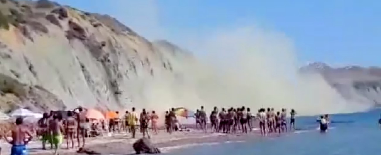 Copertina di Agrigento, frana un costone di roccia alla spiaggia dello Zingarello: paura tra i bagnanti. Vietata la balneazione