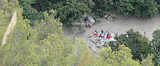 Copertina di Calabria, torrente in piena nel parco del Pollino: 10 morti, trovati i 3 dispersi. Procura apre inchiesta: ‘Omicidio colposo’
