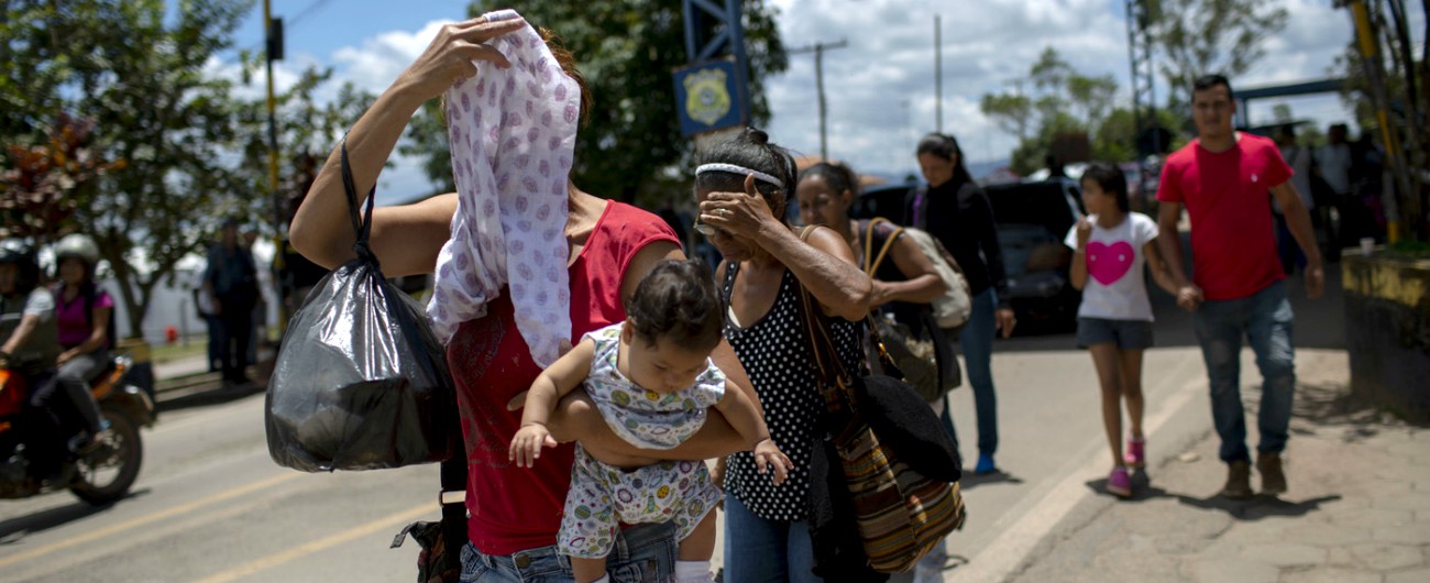 Copertina di Venezuela, stato del Brasile vuole chiudere la frontiera. “Campi profughi per chi scappa”. Lanciato il “bolivar sovrano”