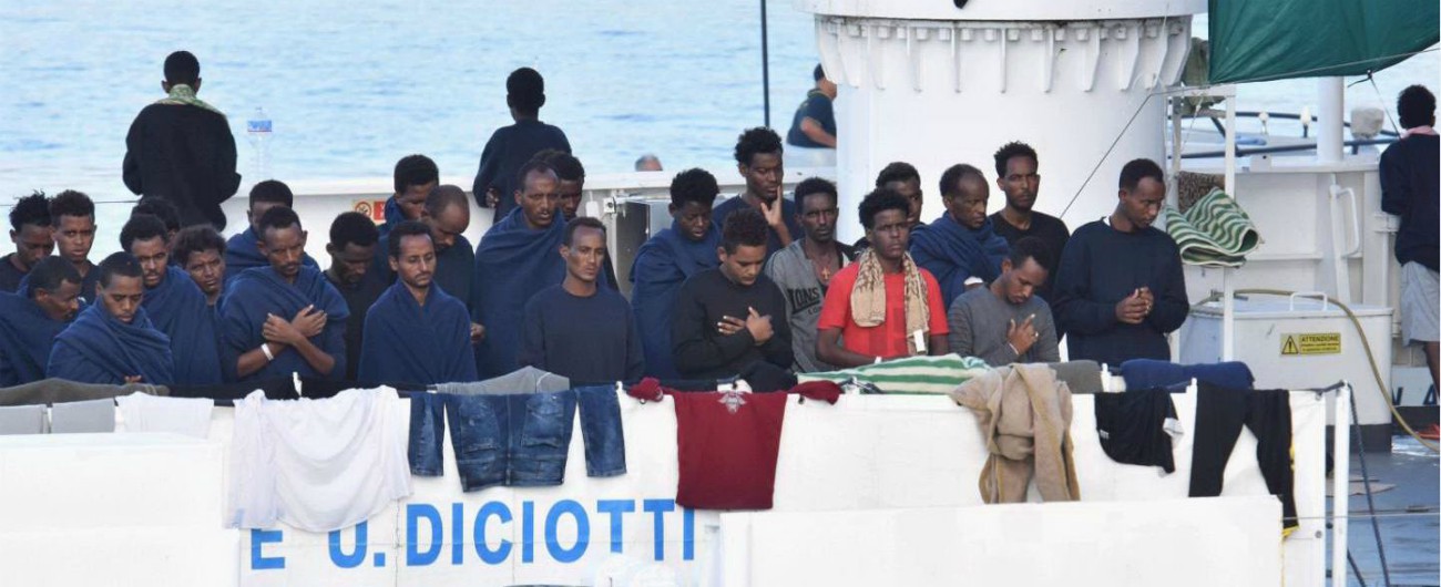 Diciotti, secondo giorno nel porto di Catania. Viminale: “Nessuna novità”. Fico: “Le 177 persone devono sbarcare”