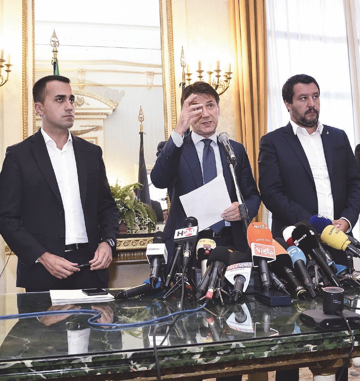 Copertina di Servizi segreti, Salvini licenzia i due capi di Aise e Dis