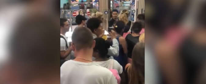 Copertina di Napoli, decine di persone senza biglietto ai varchi della stazione: “Dai, uno che lo faccia!”. E appena uno timbra…