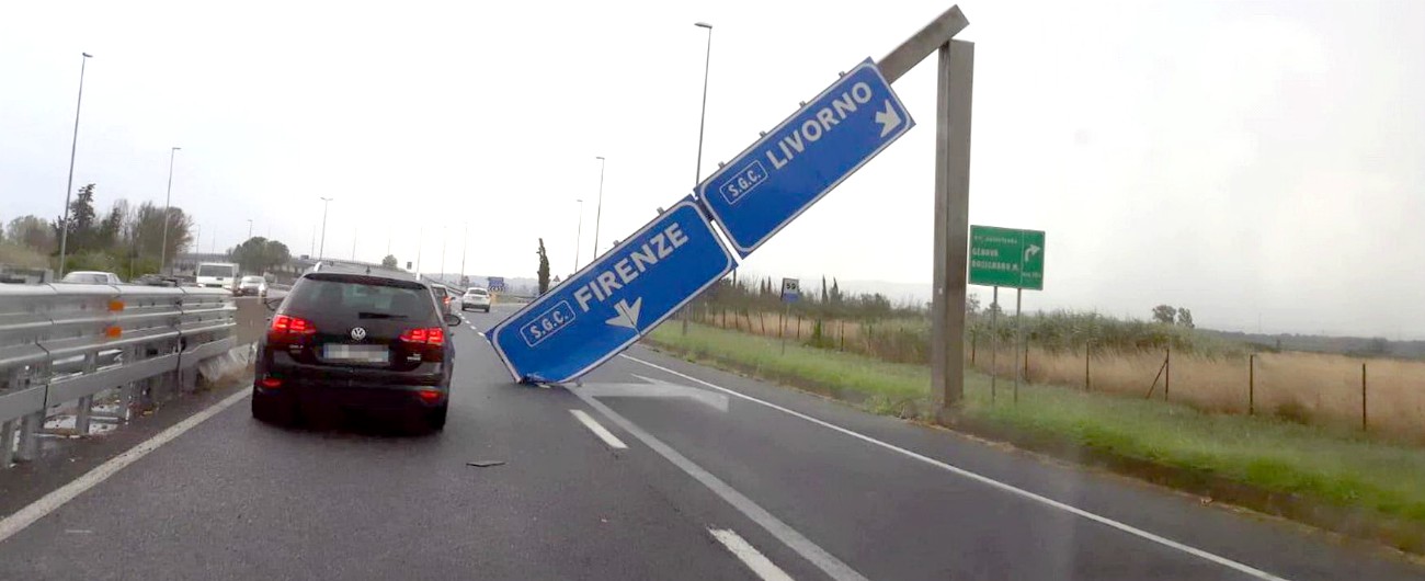 Pisa, crolla maxi cartello stradale sulla superstrada e sfiora le auto in transito