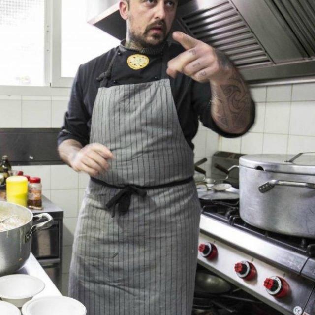 Chef Rubio stronca la pasta al ragù di Matteo Salvini: “T’hanno cacato nel piatto minì”