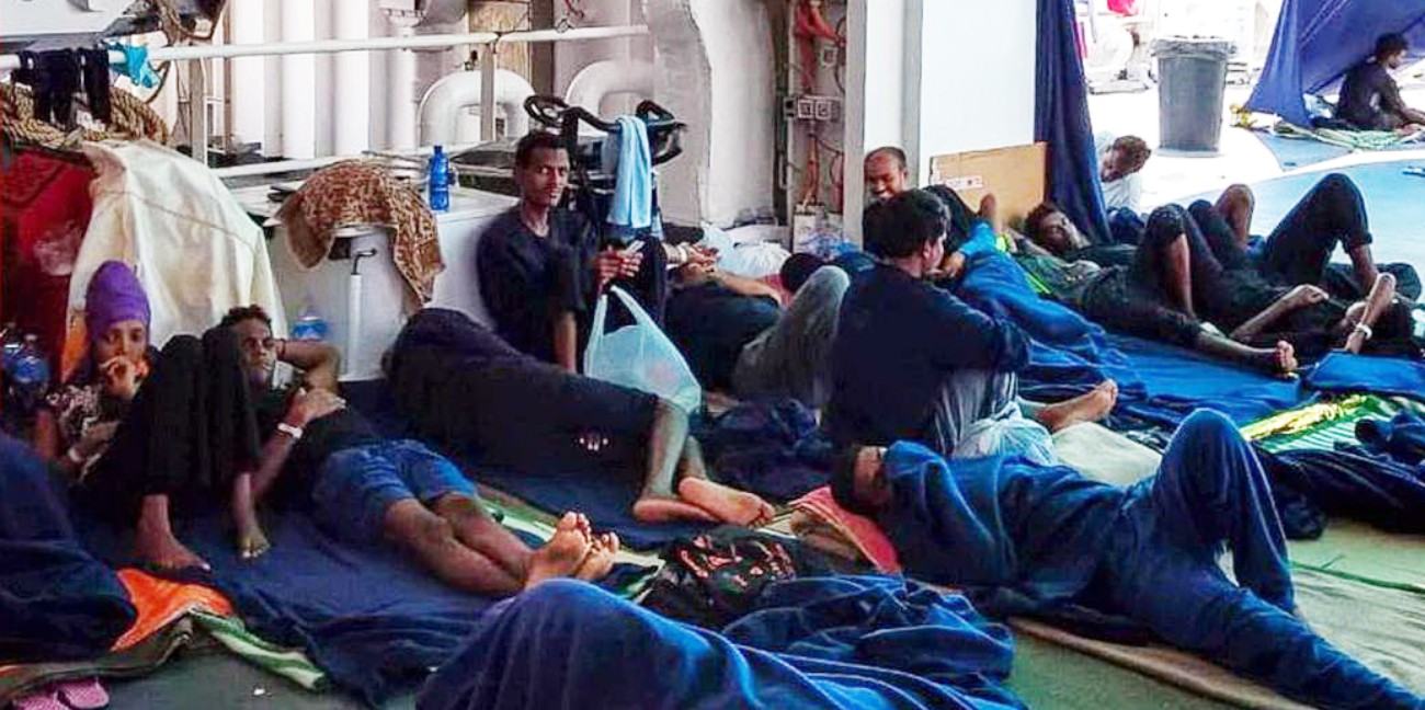 Diciotti per il 3° giorno bloccata a Catania Capitano rivela: “Ordini dati su Facebook”