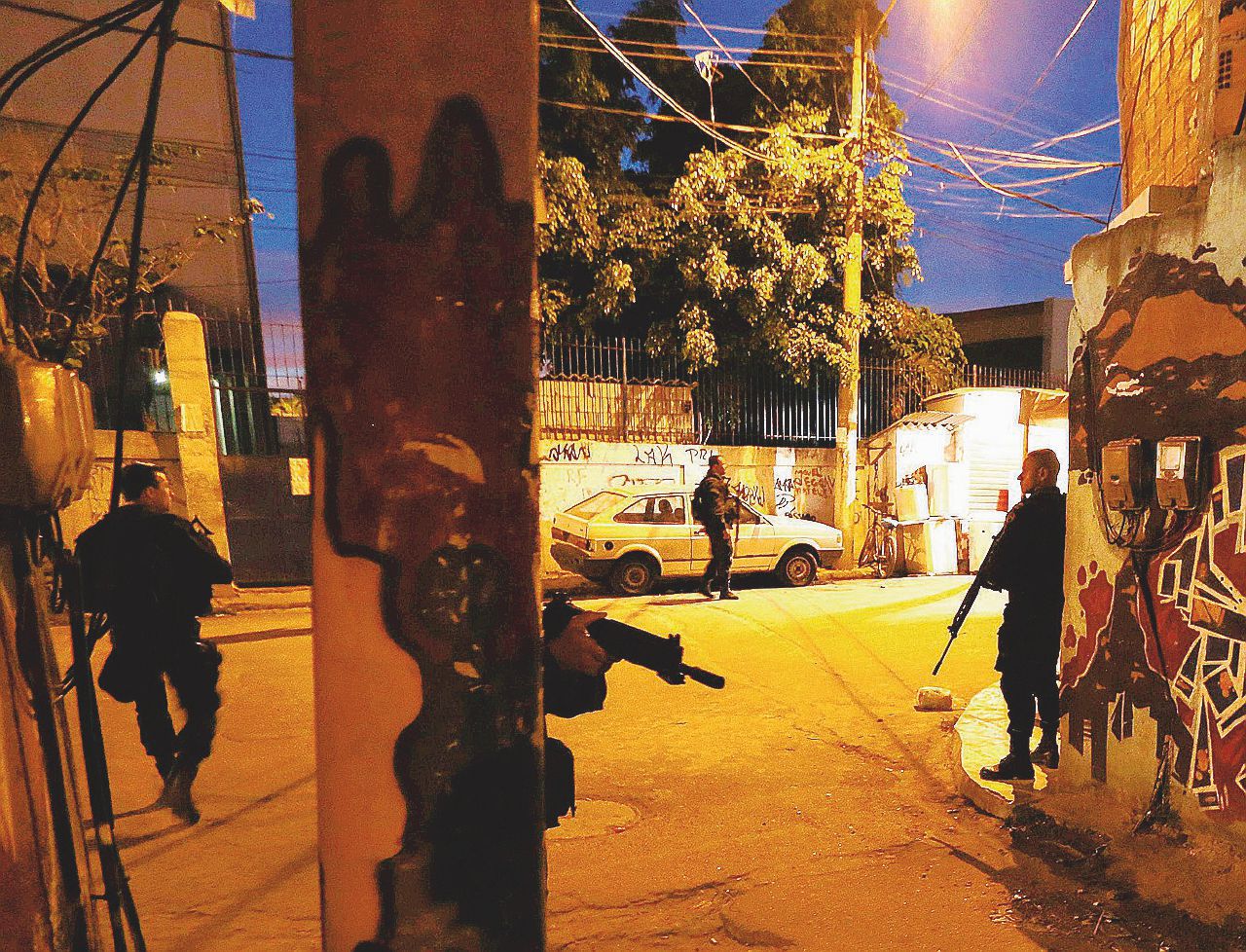 Copertina di Politica, estorsioni e pallottole: favelas, territorio dei paramilitari