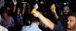 Copertina di Nave Diciotti, arancini per i migranti. Nuova manifestazione al porto di Catania: “Sbarchino subito, siamo una città aperta”