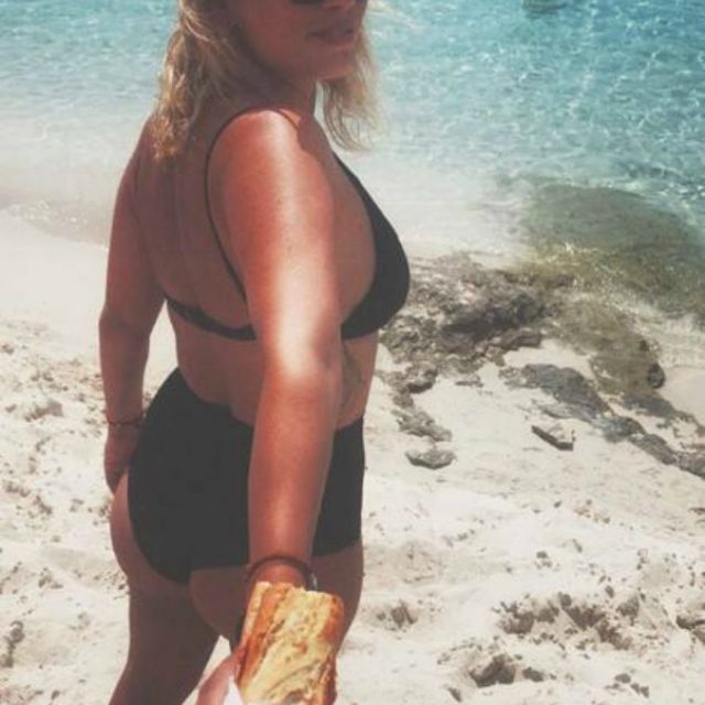 Emma Marrone, la felicità è un panino in spiaggia: ecco la foto-parodia diventata virale