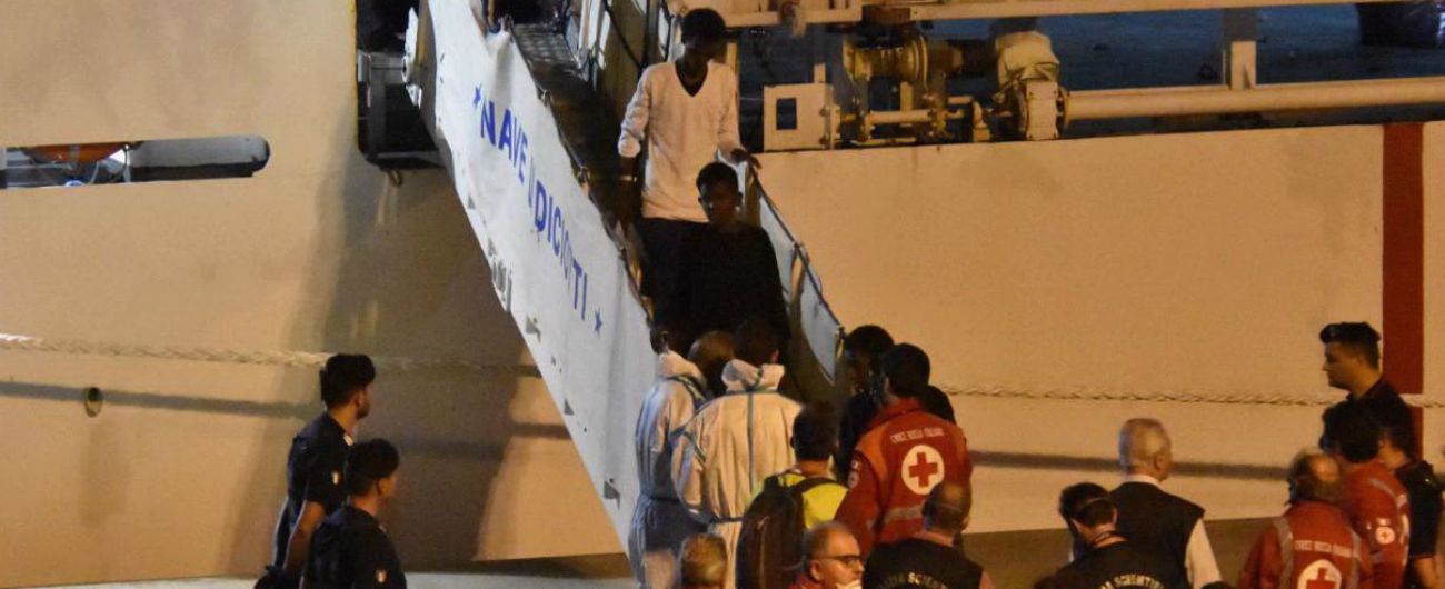 Diciotti, i 27 minori sbarcano dalla nave. Aperta indagine per sequestro di persona. Salvini: “Indagatemi”. Poi attacca Fico