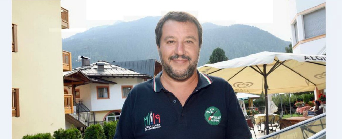 Salvini parla della Diciotti e indossa la polo degli Alpini, l’Ana replica: “Siamo apartitici, non vogliamo accostamenti”