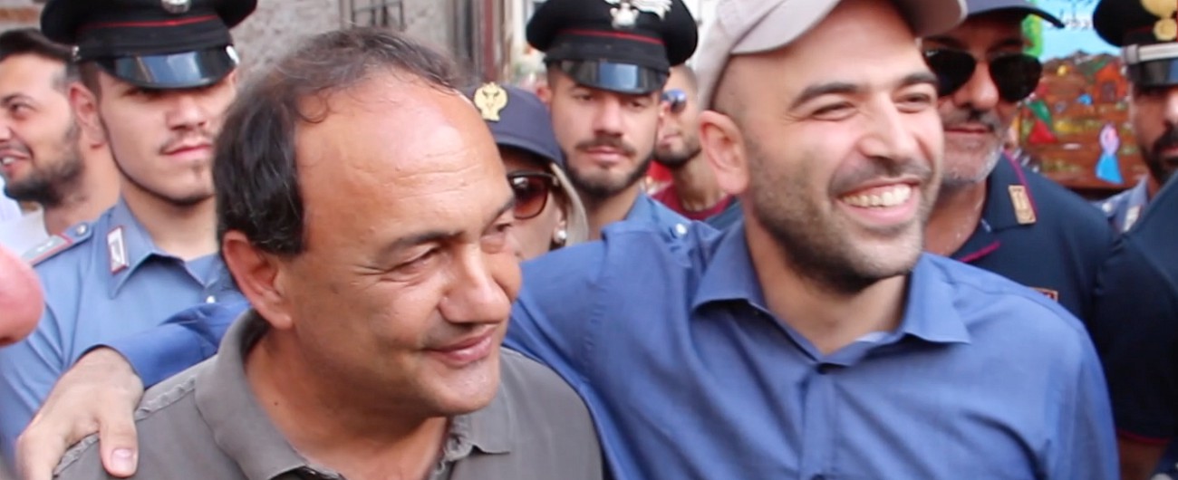 Copertina di Migranti, Saviano a Riace: “Questo modello è vincente, ma oggi viene boicottato. Da qui riparte il sud”