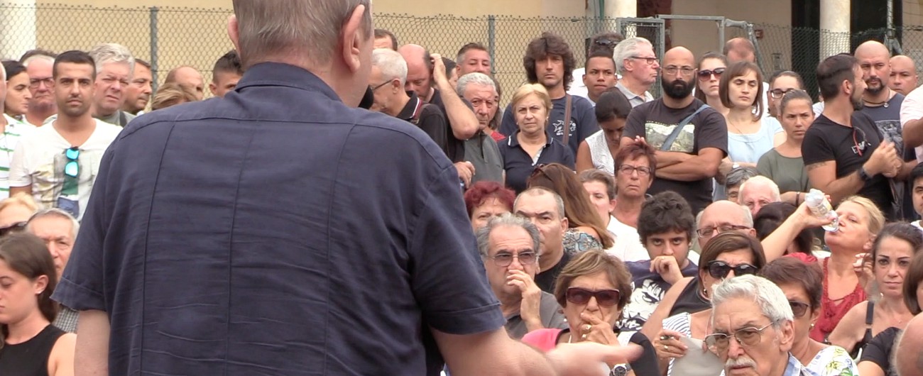 Copertina di Genova, l’assemblea degli sfollati incontra le istituzioni a nove giorni dal crollo: “Vogliamo recuperare i nostri ricordi”