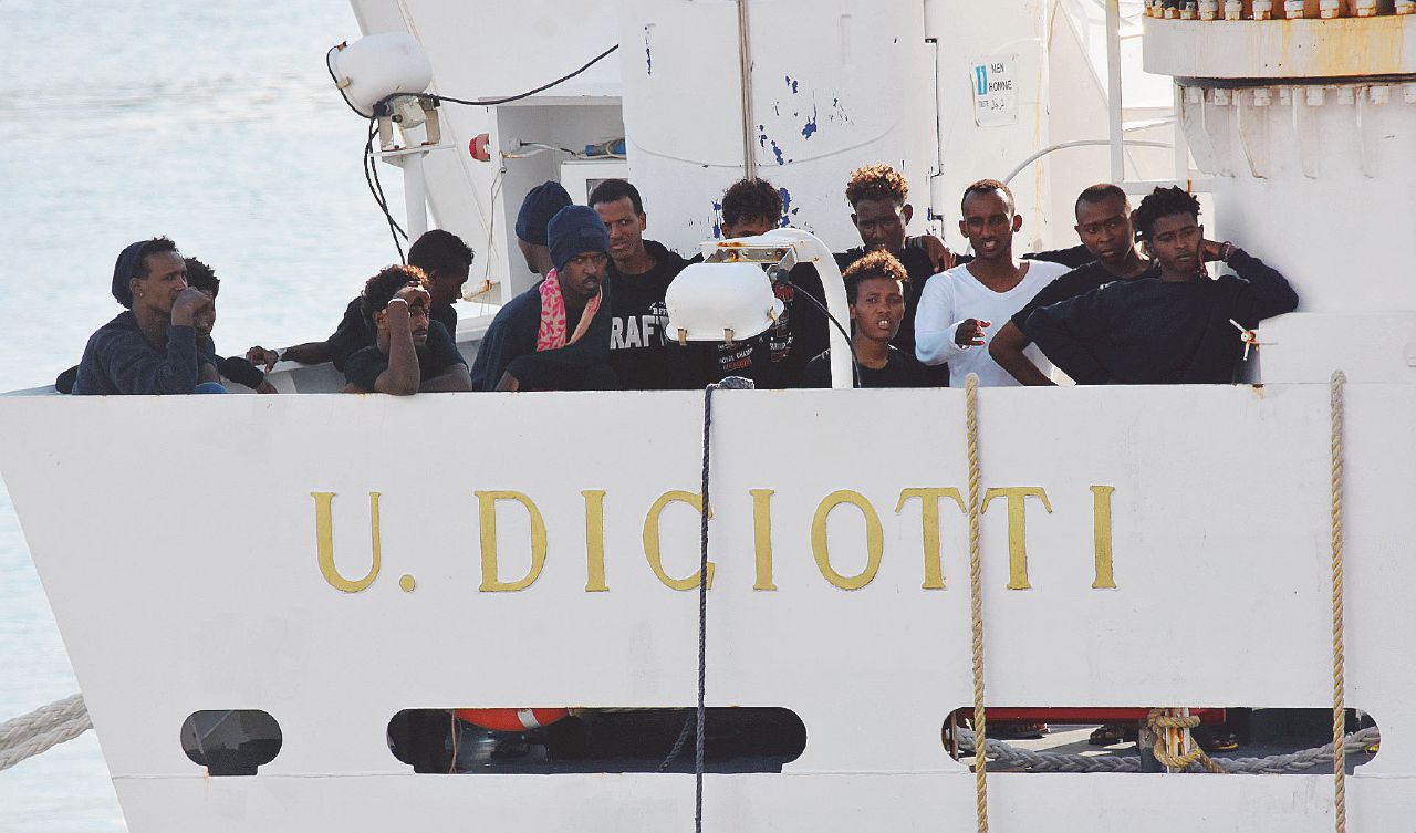 Copertina di Il pm alla Guardia costiera “Chi ordinò di trattenerli?”