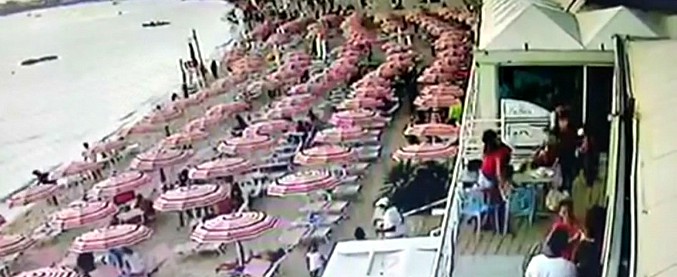 Copertina di Salento, fulmine cade tra i bagnanti in spiaggia: l’attimo ripreso dalle telecamere di uno stabilimento