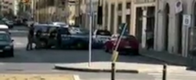 Copertina di Rapina in banca a Firenze, polizia circonda l’edificio e arresta i malviventi. In un video le fasi concitate dell’intervento