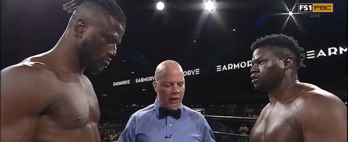 Copertina di Il clamoroso gesto di protesta del pugile americano. Cronisti sbalorditi: “Mai vista una cosa del genere”