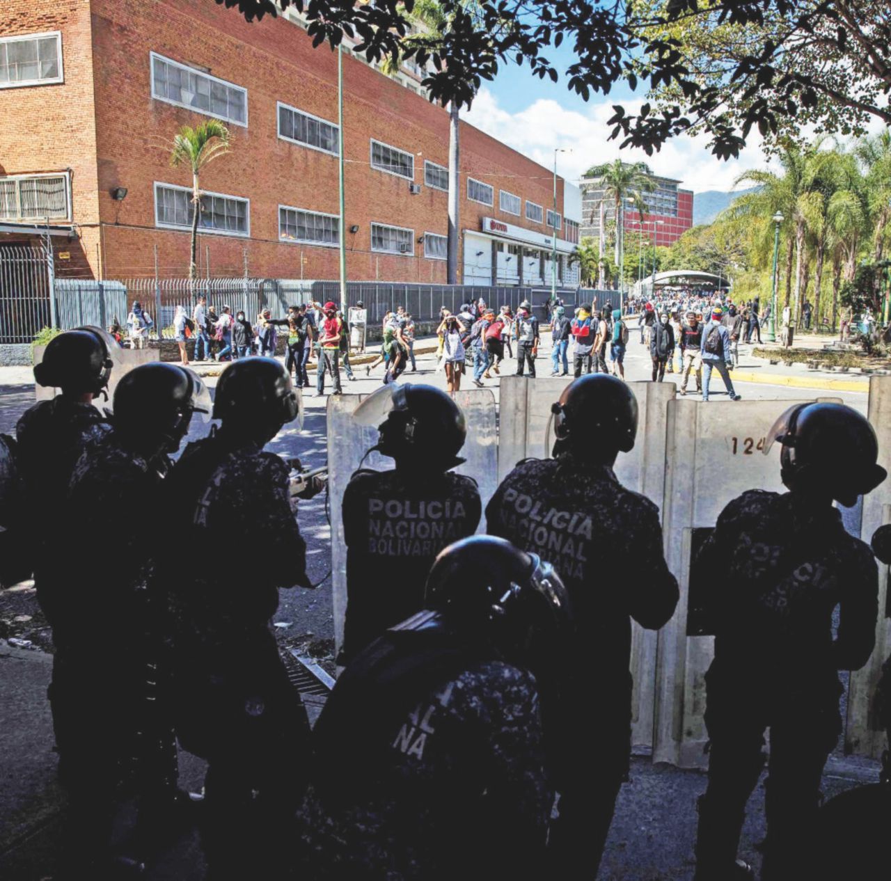 Venezuela, l’ex sindaco di Caracas: “Maduro più sanguinario di Chavez. L’unica via per salvarsi è radicale, anche violenta”