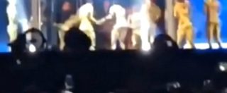 Copertina di Jay Z e Beyoncé, paura durante il concerto: fan impazzito sale sul palco e cerca di raggiungere la coppia