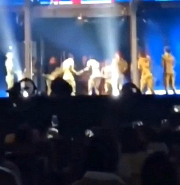 Jay Z e Beyoncé, paura durante il concerto: fan impazzito sale sul palco e cerca di raggiungere la coppia