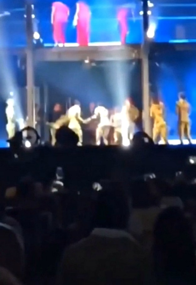 Copertina di Jay Z e Beyoncé, paura durante il concerto: fan impazzito sale sul palco e cerca di raggiungere la coppia
