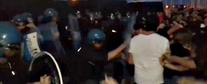 Copertina di Diciotti, scontri tra manifestanti e polizia al presidio antirazzista: feriti tre attivisti e un agente