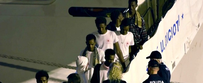 Copertina di Diciotti, a terra tutti i 137 migranti rimasti per 5 giorni sulla nave. Le immagini dello sbarco