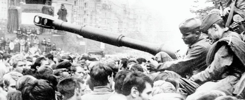 In mezzo ai militari - Migliaia di cittadini di Praga invadono le strade e accerchiano i carri armati sovietici: è il 21 agosto del 1968 - Ansa Gli inviati italiani nella Primavera delle illusioni