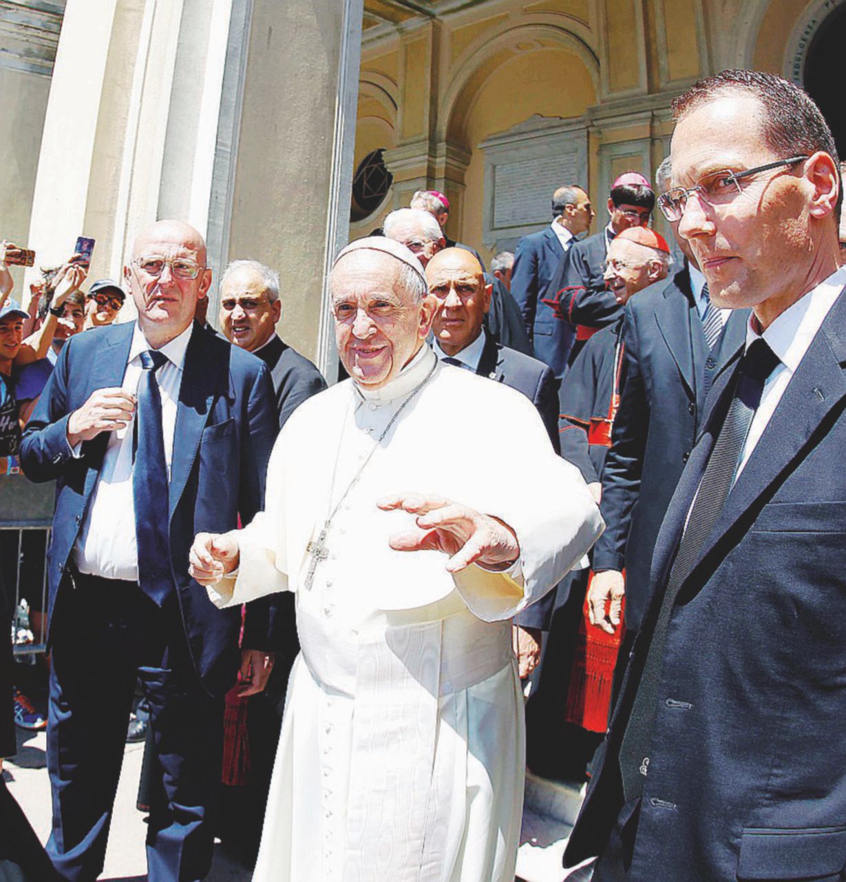 Viganò “scomunica” il Papa: “Coprì il pedofilo McCarrick”