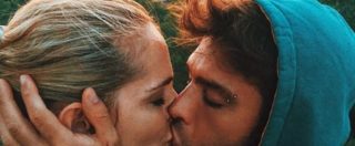 Copertina di Fedez-Chiara Ferragni, count-down per le nozze: la dedica con l’ultimo tramonto a Ibiza e l’ironia del rapper per le nuove piastrelle di casa