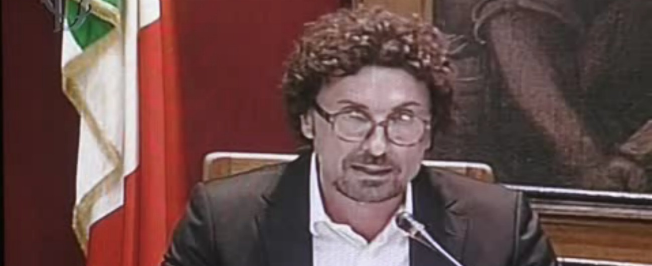 Copertina di Ponte Morandi, Toninelli: “Il crollo di Genova non è tragica casualità. Convenzioni? Montagne di profitti e leggi sbagliate”