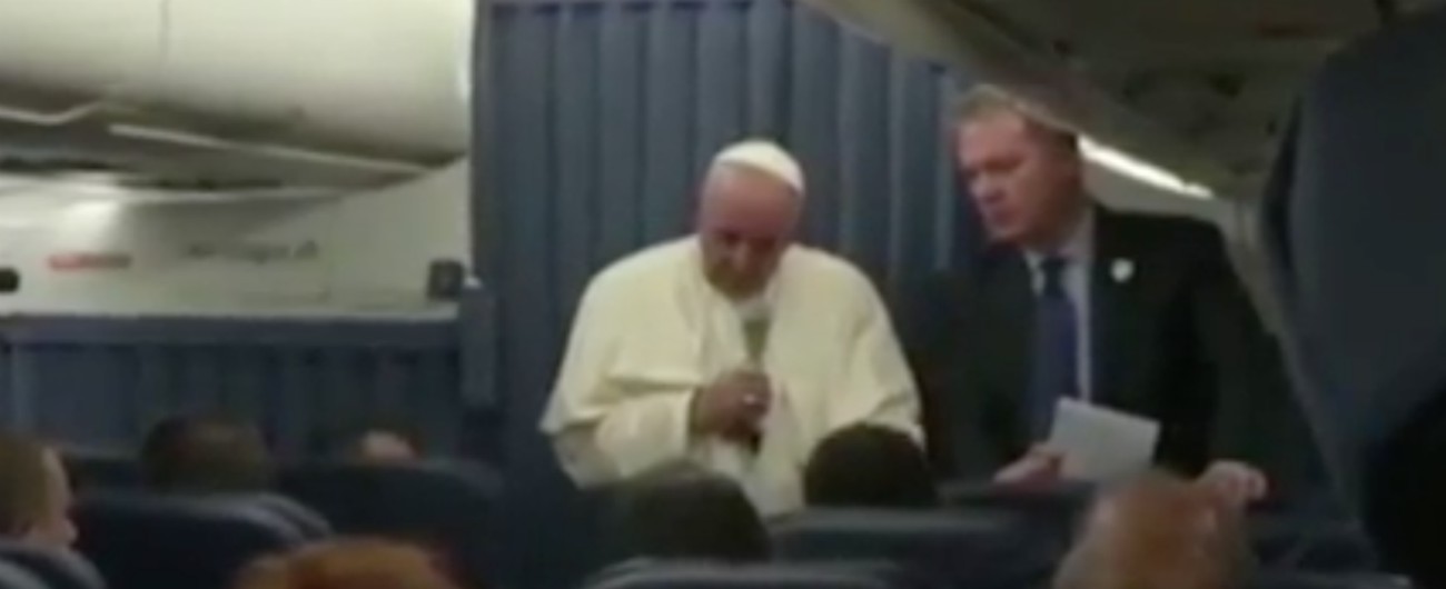 Copertina di Papa Francesco: “Bambini gay? Ci sono tante cose da fare con la psichiatria”. Proteste della comunità Lgbtqi