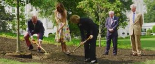 Copertina di Melania Trump fa la contadina, in tacchi a spillo e con l’abito di Valentino