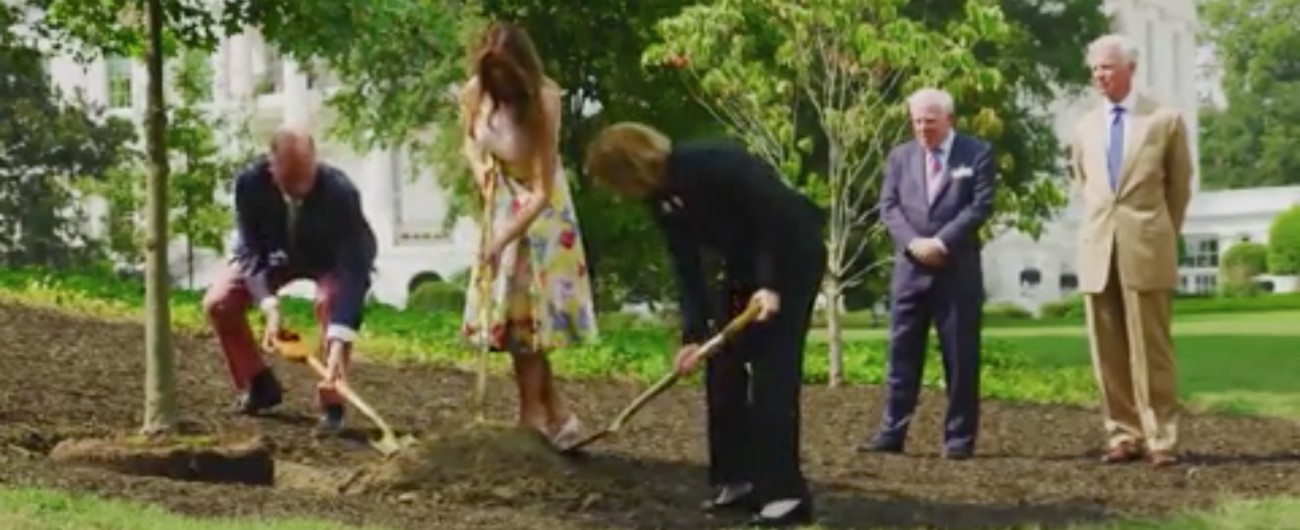 Copertina di Melania Trump fa la contadina, in tacchi a spillo e con l’abito di Valentino