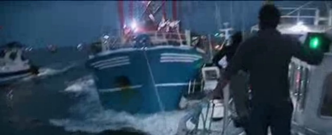 Copertina di Canale della Manica, pescatori francesi e britannici in guerra per le capesante tra speronamenti e lanci di pietre