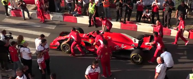 Copertina di Formula 1, lo show di Vettel a Milano finisce male: il pilota va a sbattere e rompe il muso della sua Ferrari