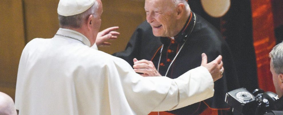 Abbracci e veleni - Il papa saluta l’ex cardinale McCarrick nel 2015 negli Usa. - Ansa Il report sugli abusi di 301 preti salva la Chiesa di Bergoglio
