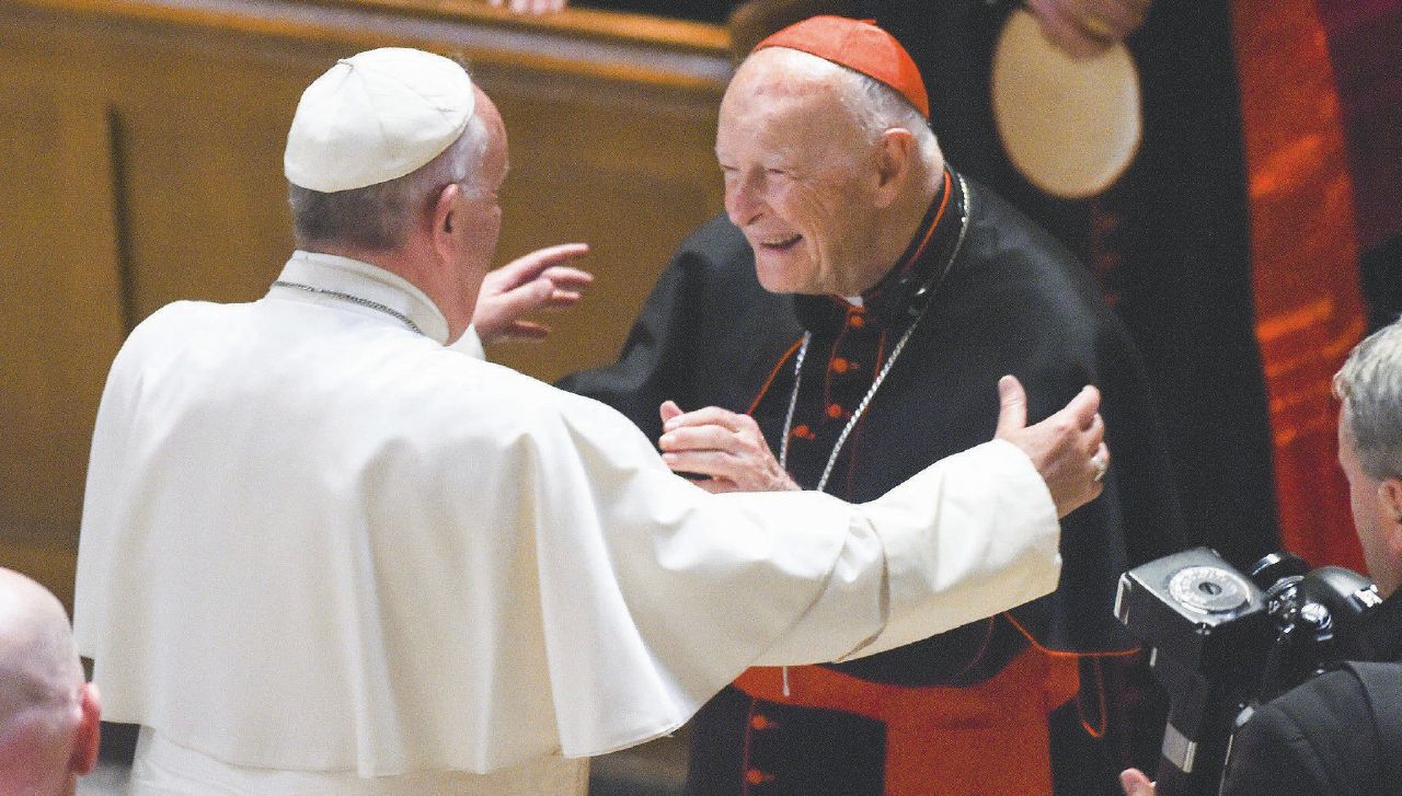 Abbracci e veleni - Il papa saluta l’ex cardinale McCarrick nel 2015 negli Usa. - Ansa Il report sugli abusi di 301 preti salva la Chiesa di Bergoglio