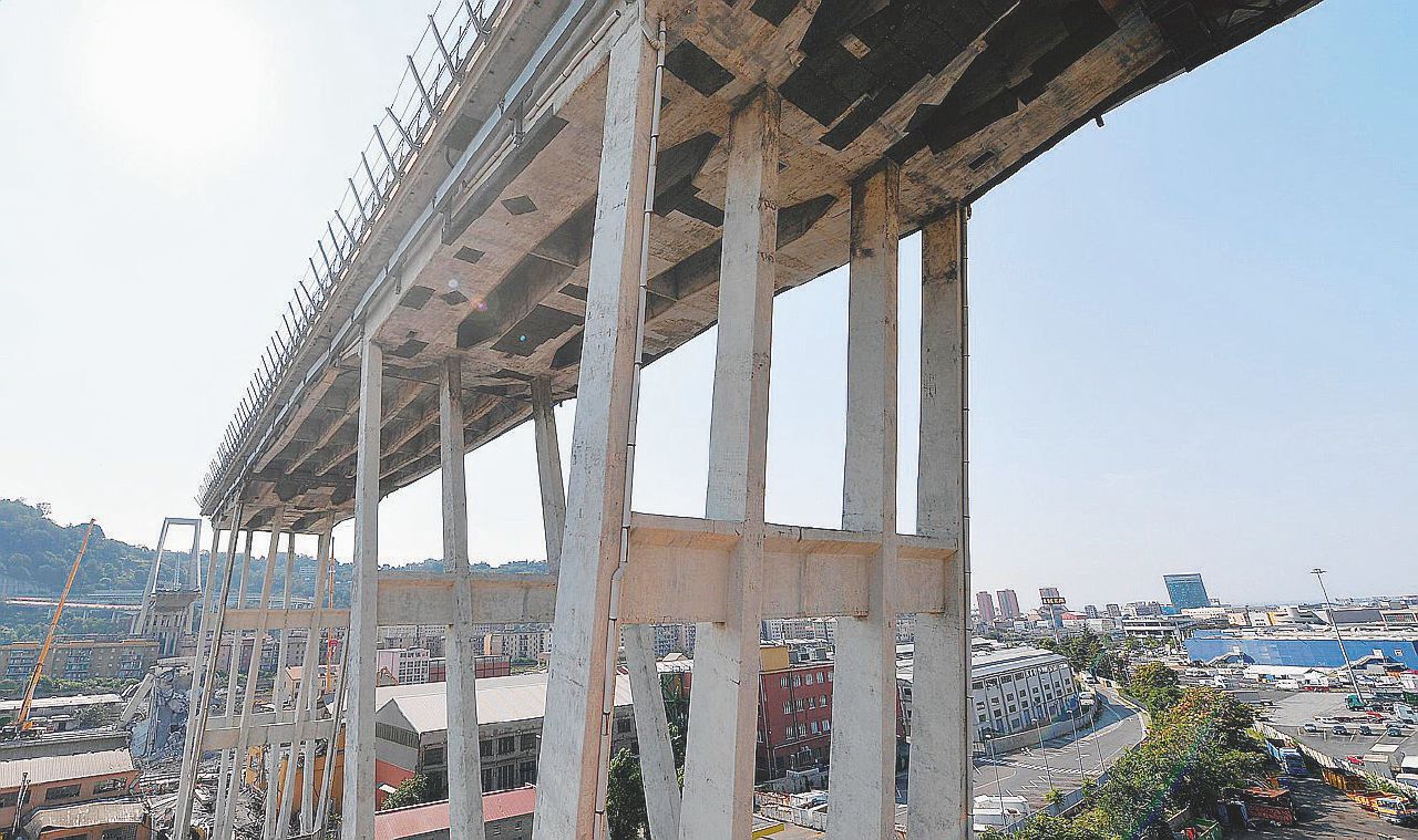Copertina di L’inchiesta sul ponte crollato vira sui dirigenti ministeriali