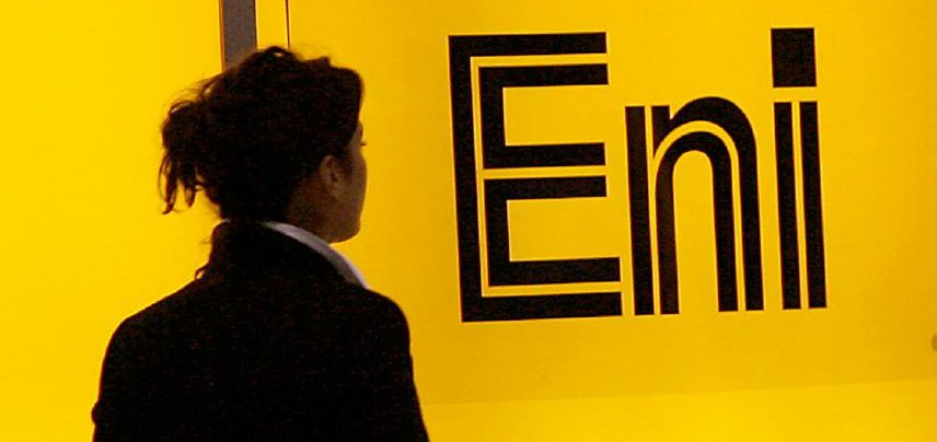 Il colosso - Il logo di Eni - LaPresse Acido nell’acqua del collega, arrestata