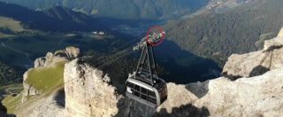 Copertina di Dolomiti, la corsa del mattino a 160 metri di altezza è da brividi: il viaggio in funivia per la sicurezza dei passeggeri