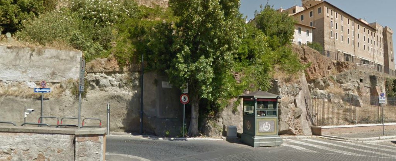 Roma, crolla porzione di muro del Monte Tarpeo, nel Foro. Illesi due vigili urbani