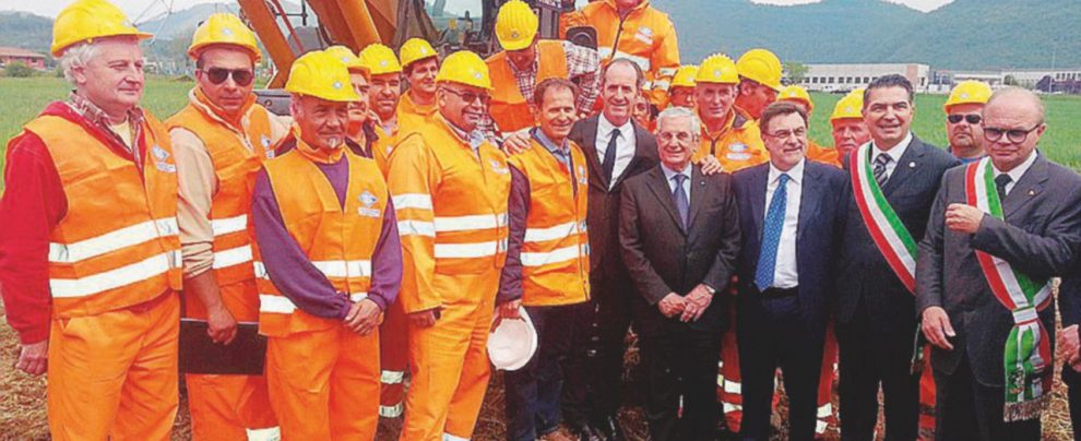 Foto ricordo - Luca Zaia alla consegna dei primi lavori dei Lotti 1 e 2 della Pedemontana nel 2014 - Ansa Ecco a voi la “superstrada modello”, ma di quel che non si dovrebbe fare