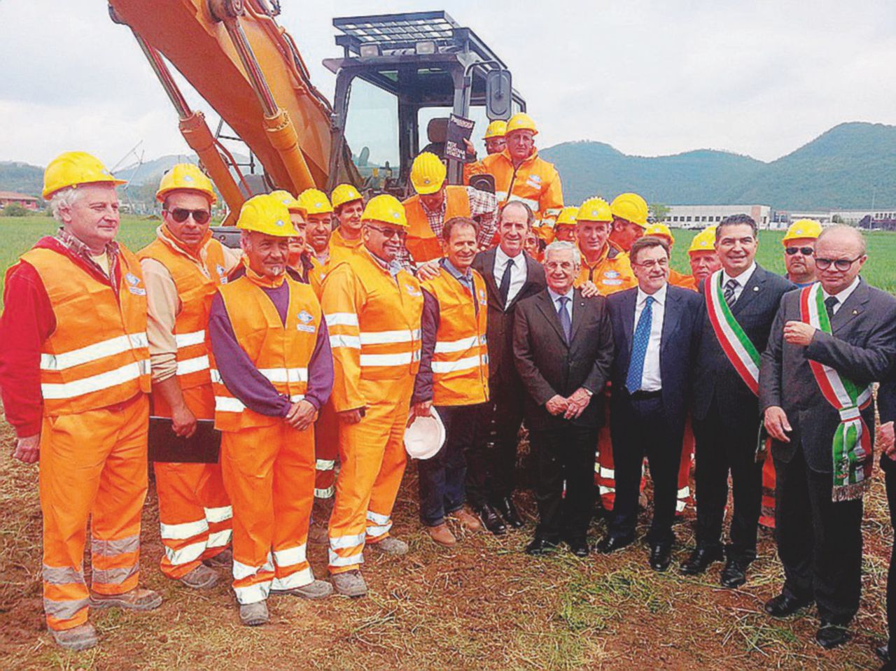 Foto ricordo - Luca Zaia alla consegna dei primi lavori dei Lotti 1 e 2 della Pedemontana nel 2014 - Ansa Ecco a voi la “superstrada modello”, ma di quel che non si dovrebbe fare