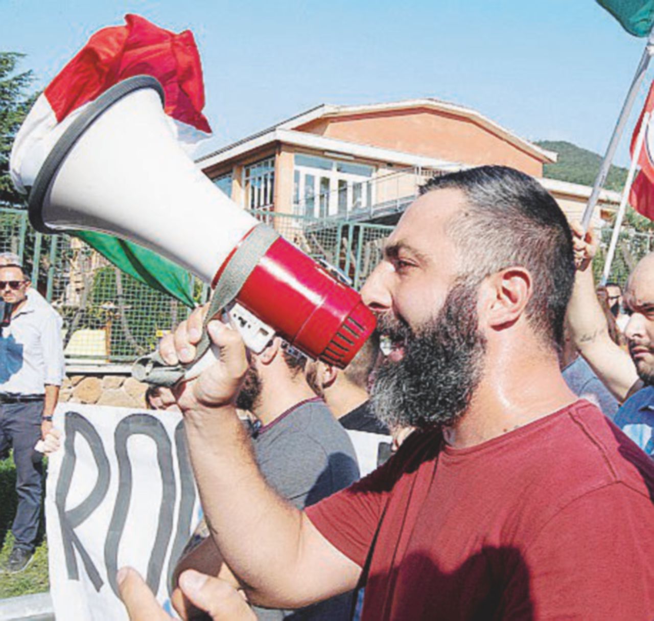 Megafono e tricolore - Davide Di Stefano, 32 anni di Roma, esponente di CasaPound - Ansa Di Stefano jr., fresco di condanna ha portato i neri ai Castelli Romani